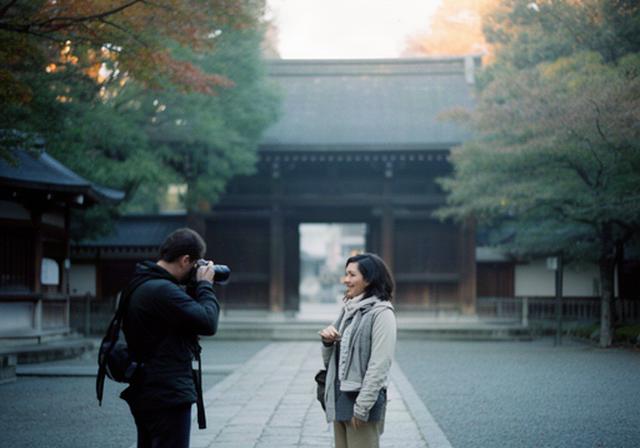 京都の早朝の神社で人物を撮影する静かなポートレート風景
